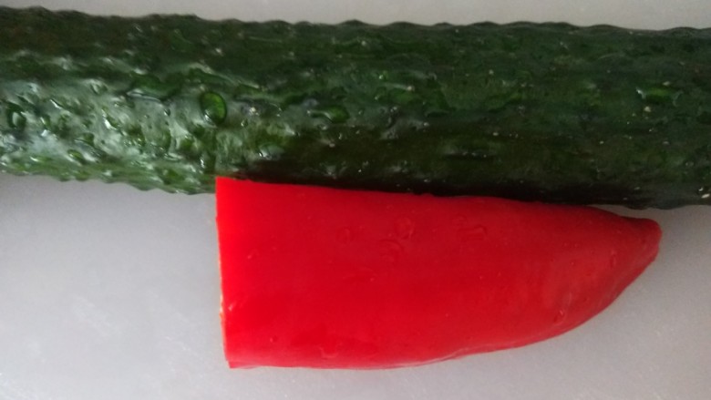 凉拌面筋,<a style='color:red;display:inline-block;' href='/shicai/ 54'>黄瓜</a>,红椒洗干净切丝。