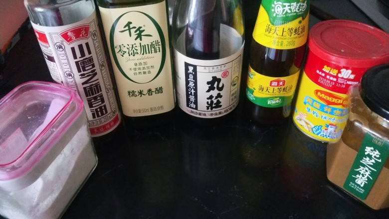 凉拌面筋,调料,盐,黑豆酱油,米醋,耗油,鸡粉,芝麻酱,香油。