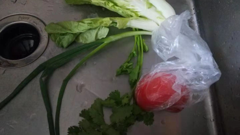 家常挂面,准备爱吃的配菜洗干净,小白菜一把,西红柿一个,香菜一根,爱吃香菜的可以多放点。