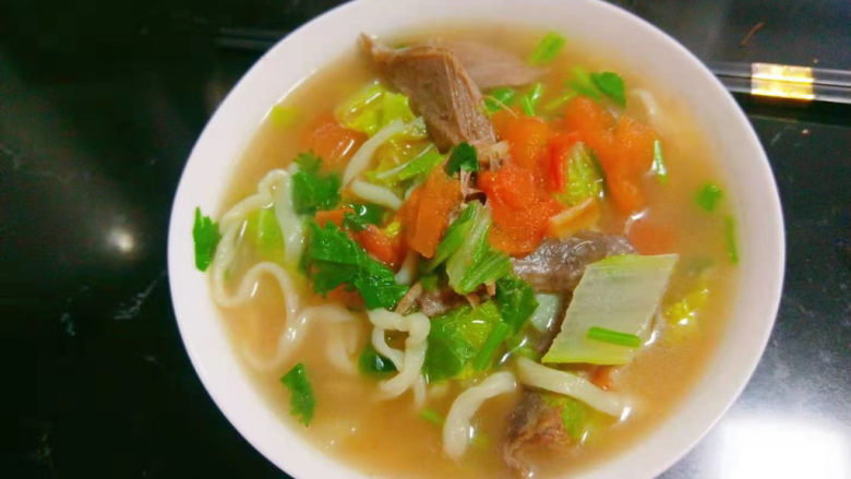 家常挂面,当当当,这样一碗热乎乎的家常<a style='color:red;display:inline-block;' href='/shicai/ 537'>挂面</a>就做好了