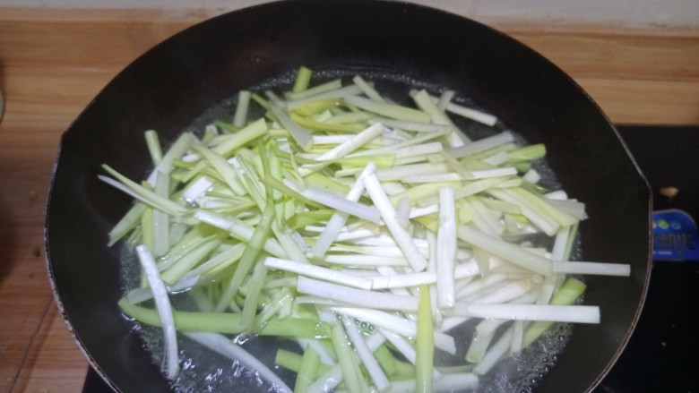 韭黄炒豆腐,放入韭黄,焯一下水,半分钟即可捞出