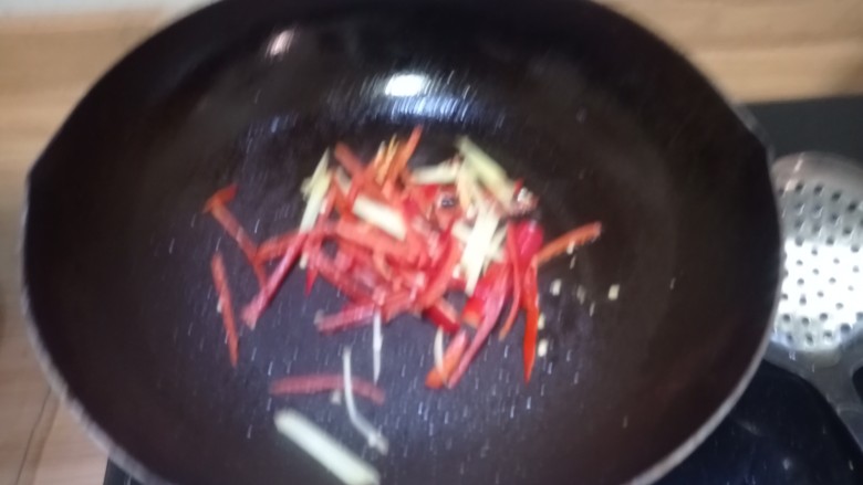 韭黄炒豆腐,锅内留少许色拉油,倒入辣椒丝,<a style='color:red;display:inline-block;' href='/shicai/ 2800'>生姜</a>丝爆香