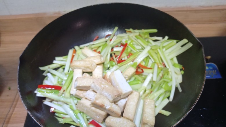 韭黄炒豆腐,放豆腐,翻炒均匀