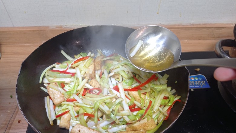 韭黄炒豆腐,加一勺<a style='color:red;display:inline-block;' href='/shicai/ 897'>啤酒</a>,也可以用清水代替