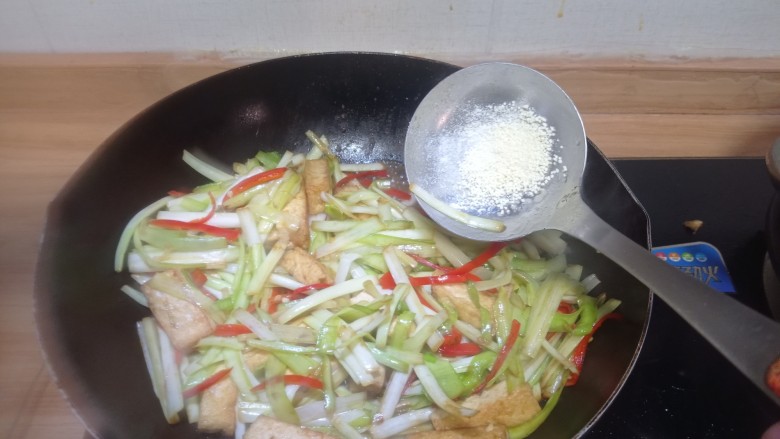 韭黄炒豆腐,加入<a style='color:red;display:inline-block;' href='/shicai/ 756'>鸡精</a>食用盐,大火翻炒