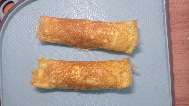 肉馅鸡蛋卷,蒸好的鸡蛋卷,切成块