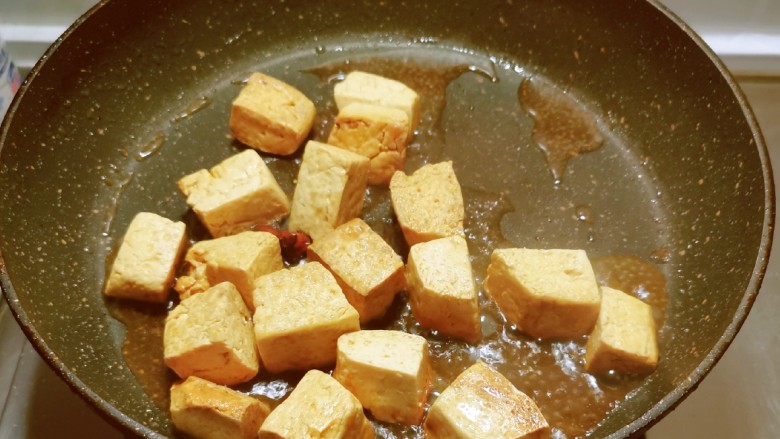 韭黄炒豆腐,豆腐入味了,汤汁也变少了。
