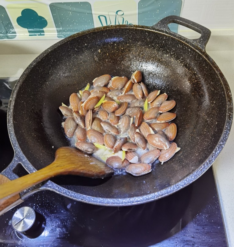 葱油花蛤,倒入花蛤,翻炒。