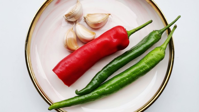 醋溜绿豆芽,青红椒,<a style='color:red;display:inline-block;' href='/shicai/ 2794'>大蒜</a>备好。