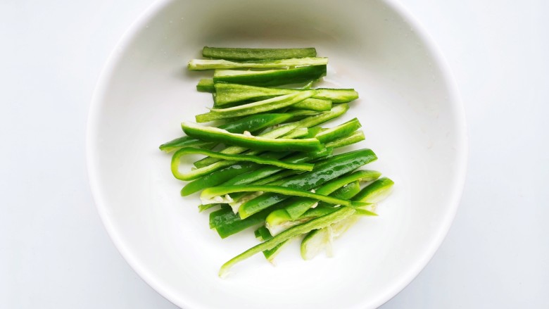 醋溜绿豆芽,<a style='color:red;display:inline-block;' href='/shicai/ 61'>青椒</a>切丝。