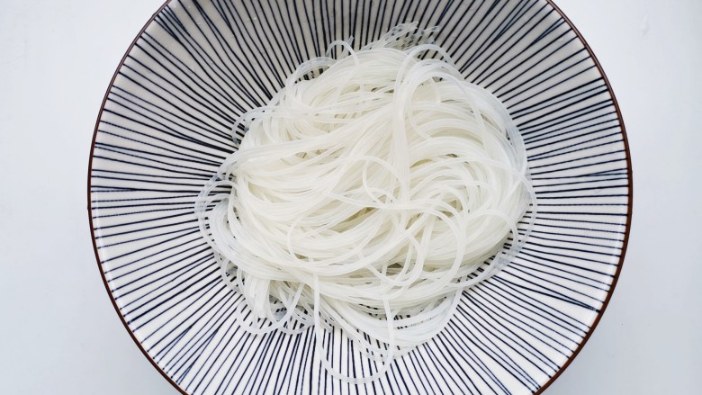 醋溜绿豆芽,捞出。
