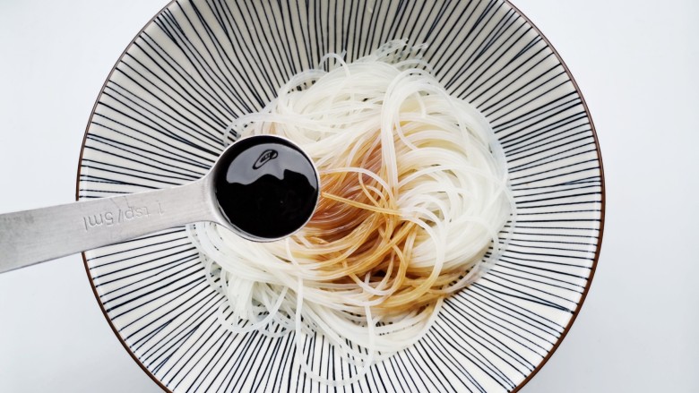 醋溜绿豆芽,一勺蚝油。