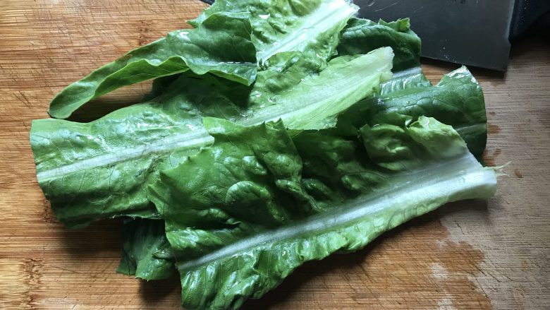 蚝油油麦菜,这个油麦菜有点老且比较长,改刀切2段食用更方便;<a style='color:red;display:inline-block;' href='/shicai/ 2795'>蒜头</a>切末,红线椒切圈,备用
