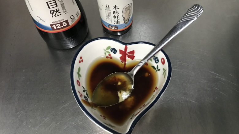 蚝油油麦菜,<a style='color:red;display:inline-block;' href='/shicai/ 3729'>白糖</a>、生粉和少许清水,搅拌均匀备用