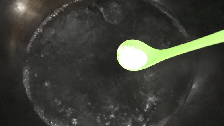 蚝油油麦菜,锅中水开,放入少许食用油和盐