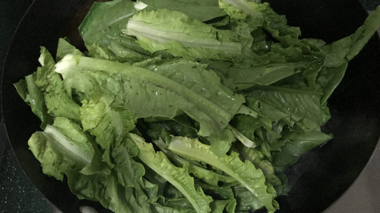蚝油油麦菜,放入油麦菜,焯烫至变色后捞出
