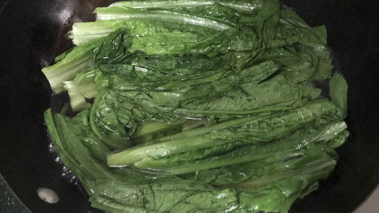 蚝油油麦菜,时间长短可随各人喜好,我家喜欢吃软点的,焯烫的比较熟