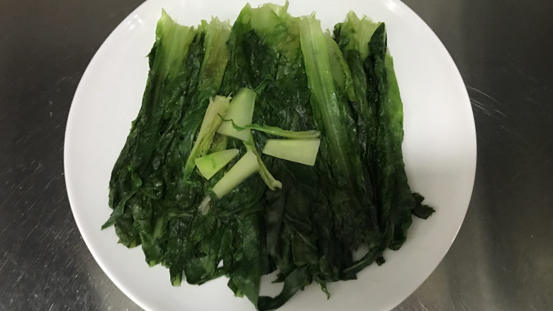 蚝油油麦菜,沥干水分后摆放至盘中