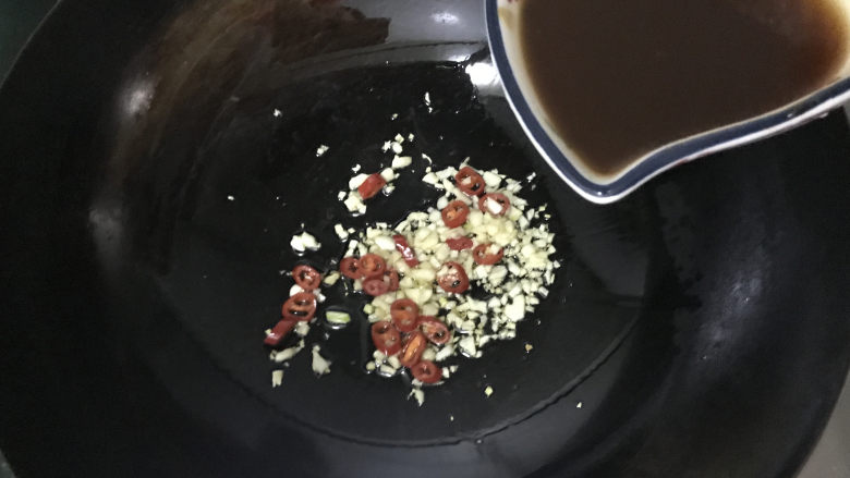 蚝油油麦菜,把刚刚调好的酱汁,搅拌均匀倒入锅中