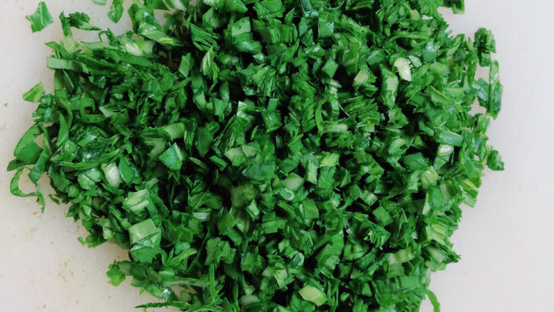 梅干菜肉饼,准备一些油菜叶,切碎待用。