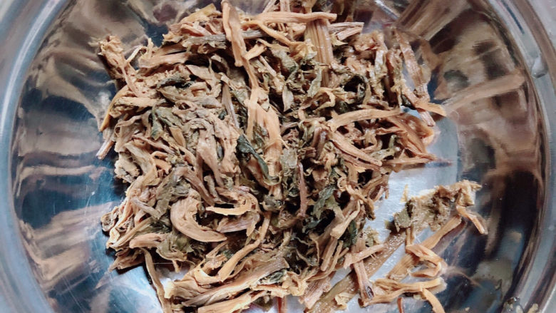 梅干菜肉饼,发面时准备馅料。提前浸泡<a style='color:red;display:inline-block;' href='/shicai/ 707'>梅干菜</a>,洗净待用。
