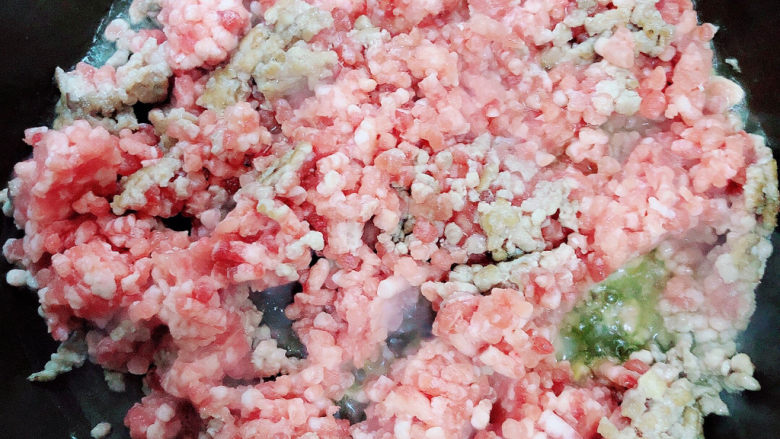 梅干菜肉饼,锅中倒入油,加热至五成热,放入肉馅翻炒均匀。