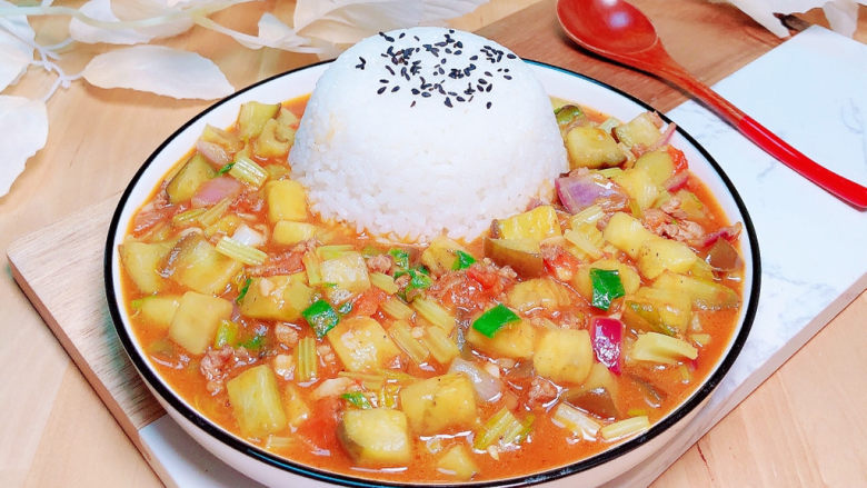 茄子盖浇饭,将米饭倒扣在盘子中,撒上熟<a style='color:red;display:inline-block;' href='/shicai/ 668'>黑芝麻</a>,浇上烧好的茄子。