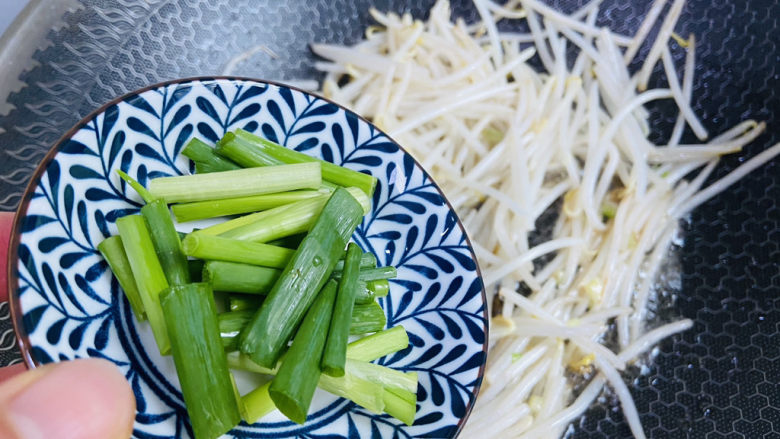 醋溜绿豆芽,放入葱段炒匀