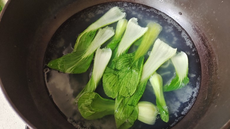 家常挂面,青菜放入锅中焯烫一下。可以和面条一起煮,我忘记了。