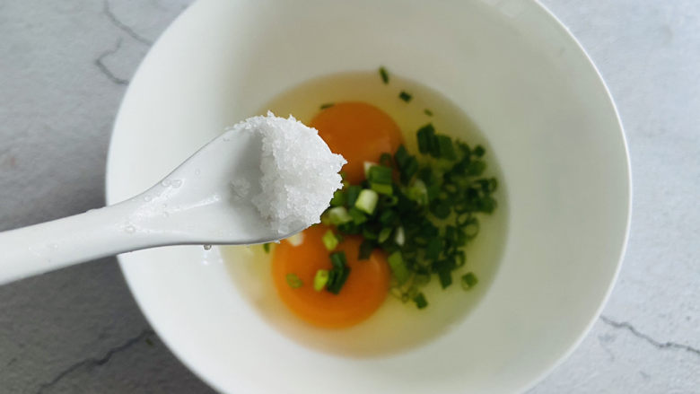 紫菜饼,加入葱花和适量盐