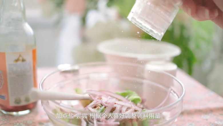 十分钟 开胃卷心菜 爽脆可口,加点盐 尝尝味道,根据个人喜好可以调整调料用量
