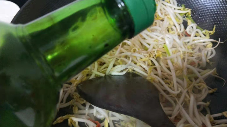 醋溜绿豆芽,加入味极鲜(生抽)