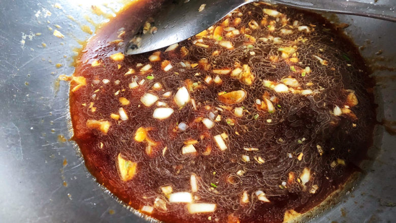 茄子盖浇饭,倒入糖醋汁,搅拌均匀起泡。