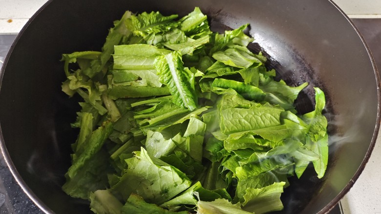 蚝油油麦菜,倒入油麦菜翻炒