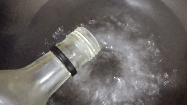 酱香排骨,锅中烧开水,倒入适量料酒