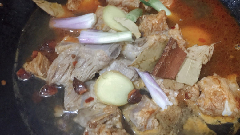 酱香排骨,加入香叶,八角,肉桂