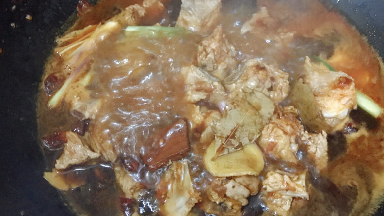 酱香排骨,大火烧开,转小火煮7~8分钟