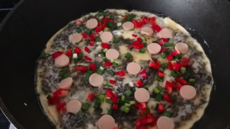 紫菜饼,趁没有熟马上撒上红椒碎,香葱,摆上鸡火腿片容易沾在饼面上。