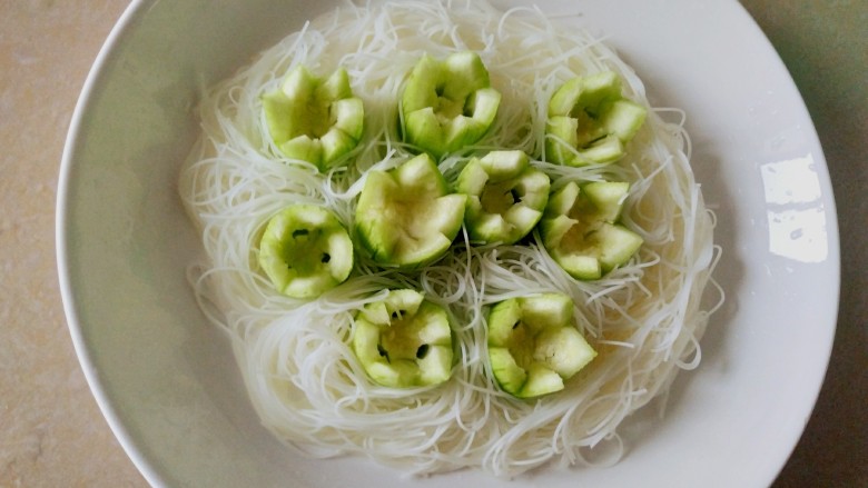 蒜蓉粉丝蒸丝瓜,粉丝铺盘,摆上丝瓜