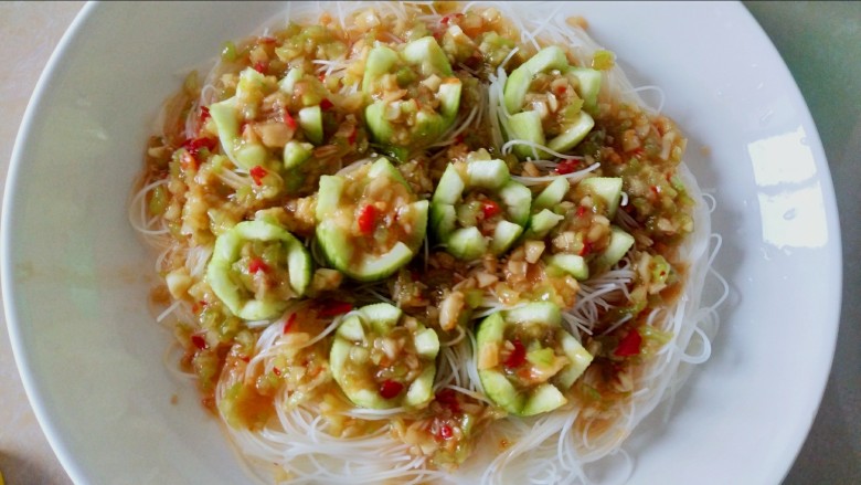 蒜蓉粉丝蒸丝瓜,多余的淋在粉丝上,入锅蒸12分