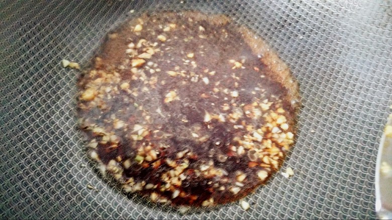 蒜蓉粉丝蒸丝瓜,起油锅爆香蒜泥,加入汁炒匀