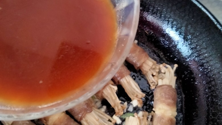 肥牛金针菇卷,倒入调好的酱汁!大火咕嘟一会!