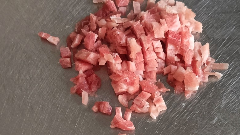 茄子盖浇饭,猪瘦肉切成片,再切成肉末