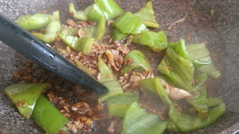 茄子盖浇饭,放入尖椒炒一炒,如果爱吃辣的,尖椒就后放