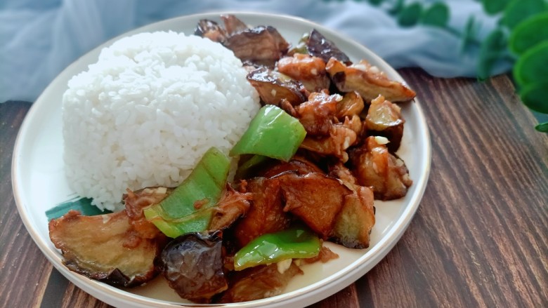 茄子盖浇饭,把<a style='color:red;display:inline-block;' href='/shicai/ 507'>米饭</a>扣在盘子上,在把菜浇在上面或者旁边,这道茄子盖浇饭就完成了