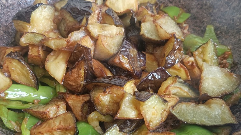 茄子盖浇饭,再把炸好的茄子倒进锅里,一起炒匀