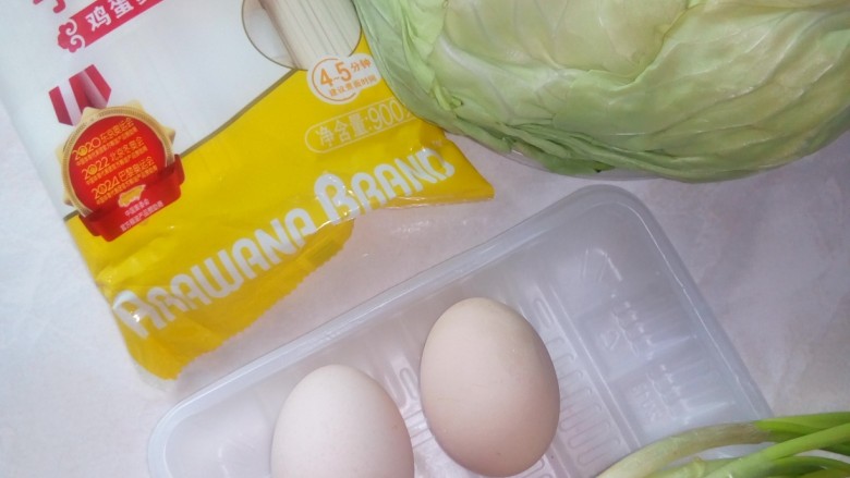 家常挂面,准备食材。