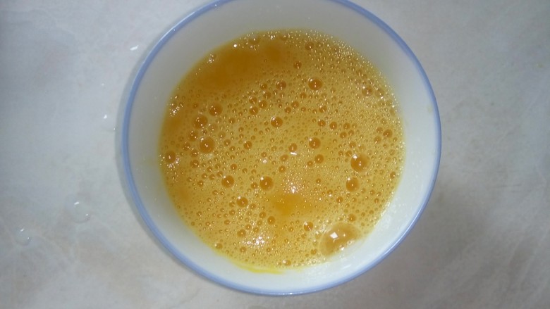 家常挂面,<a style='color:red;display:inline-block;' href='/shicai/ 9'>鸡蛋</a>打入碗中，加盐，打散。