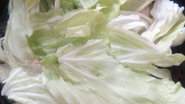 家常挂面,放入洗净，切块的莲白大火煮。