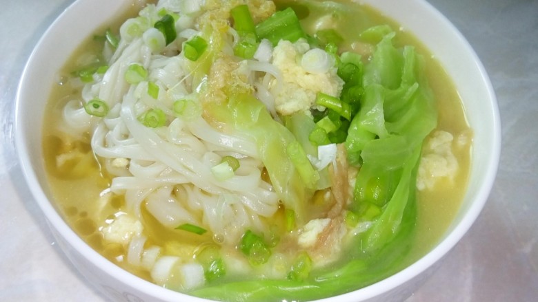 家常挂面,盛入面碗中。